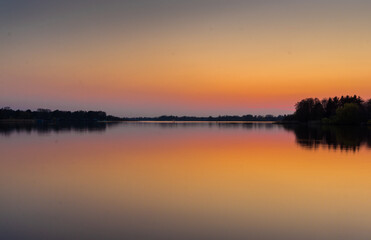Fototapeta na wymiar Sonnenuntergang am See mit Spiegelung