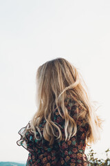 Obraz premium Woman with long blonde hair posing for a picture