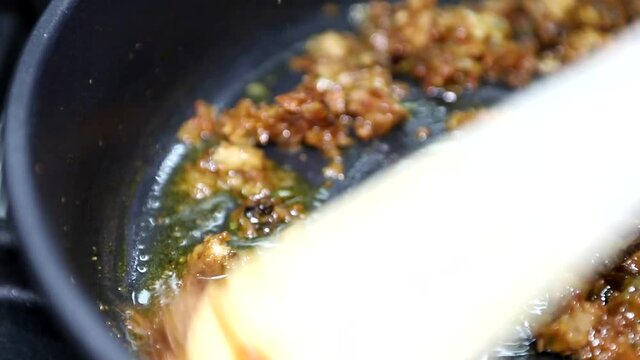 Cocinando un sofrito en una sart&eacute;n