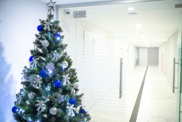 Christmas tree with a garland in the office
