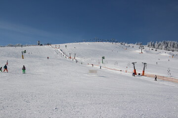 Blick auf die Skipiste des Feldbergs im Schwarzwald im Winter