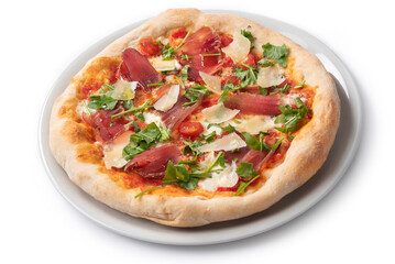 Deliziosa pizza italiana condita con fettine di lonza di maiale, rucola e grana 