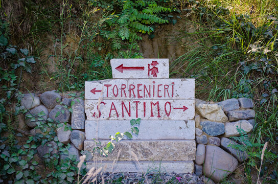 Le indicazioni della Via Francigena scritte su delle pietre bianche dalle parti di Torrenieri, in Toscana