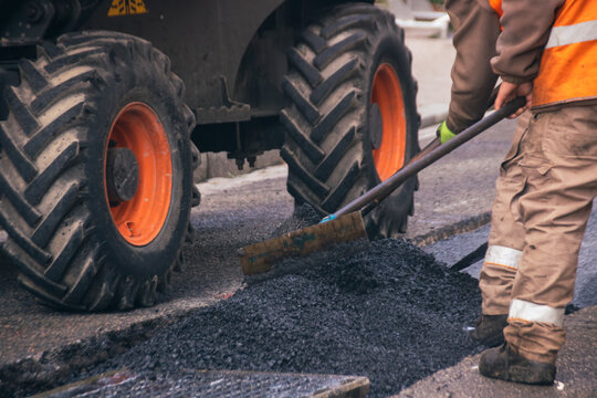 Travaux sur la chauss&eacute;e: des ouvriers en train de refaire le rev&ecirc;tement de la route, goudron et bitume remplac&eacute;s