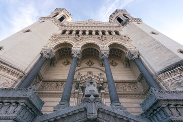 Fototapeta premium façade avec sculptures de la basilique Notre Dame de Fourvière sur la colline de Fourvière à Lyon en France