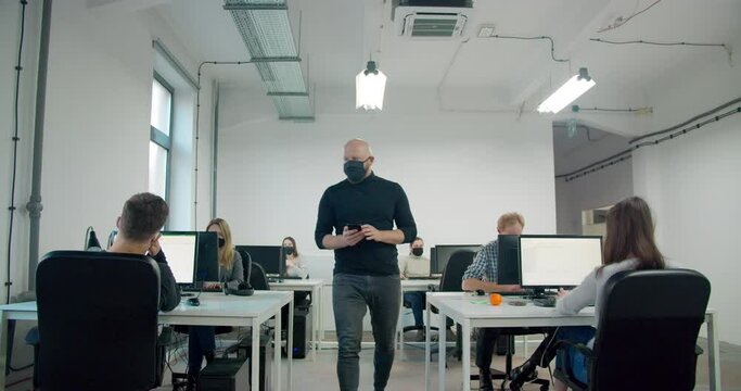 WS DS Office workers wearing face masks during pandemic