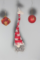 3 detalles de decoración de árbol de navidad de color rojo en formato vertical suspendido en el aire