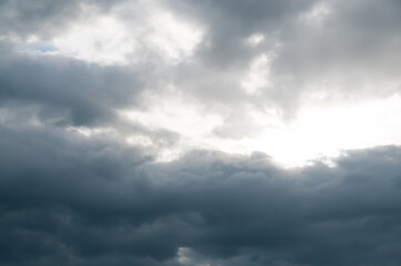 Ciemne, ponure burzowe chmury na niebie