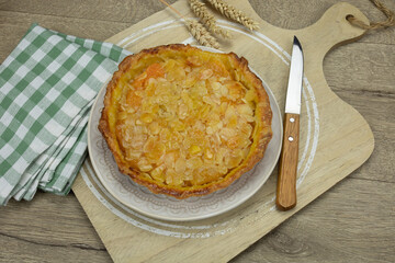 tarte aux abricots et amandes effilées dans une assiette
