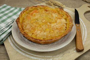 tarte aux abricots et amandes effilées dans une assiette