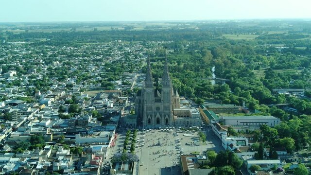 Video a&eacute;reo en direcci&oacute;n a las torres de una antigua bas&iacute;lica cat&oacute;lica, cuyo edificio sigue el estilo g&oacute;tico.