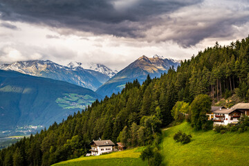 Fototapeta na wymiar houses in the mountains of south tirol