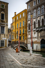 Fototapeta na wymiar shabby palazzos in Venice