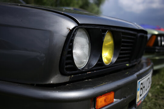 A side view of the front of a German carBMW E30 320i.