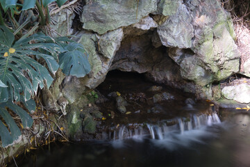 el agua fluye