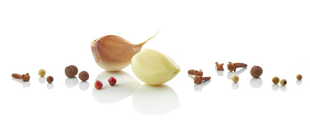 garlic cloves and spices © Mara Zemgaliete