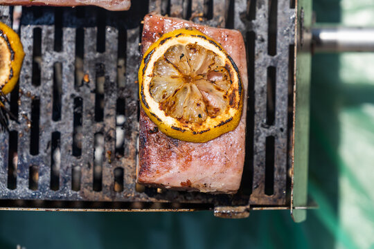 Tuna on grill with lemon