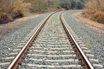 Vía y traviesas de un tren convencional