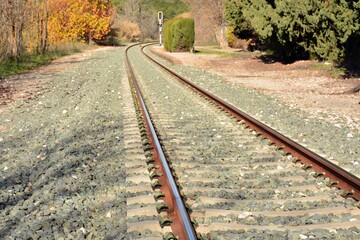 Obraz premium Vista de una vía y traviesas de un tren convencional