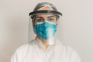 Obraz na płótnie Canvas female doctor health care worker with face mask and shield