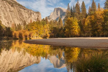 Keuken foto achterwand Half Dome A view of half dome in Yosemite with a perfect reflection in the river