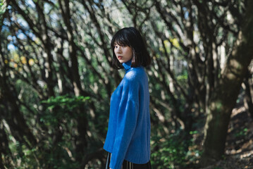 Naklejka premium 山道を散策する女性