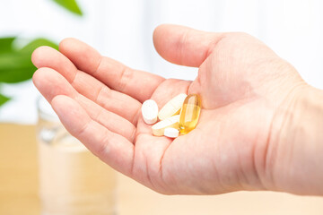 サプリメントを飲む