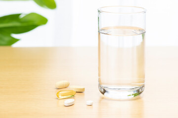 爽やかな部屋にサプリメントと飲み水