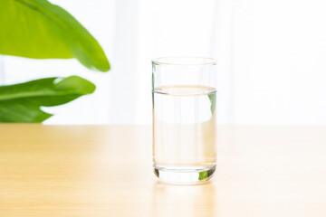 さわやかな部屋のテーブルに飲料水
