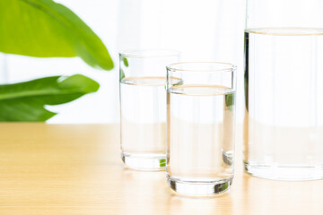 さわやかな部屋のテーブルに飲料水
