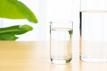 さわやかな部屋のテーブルに飲料水
