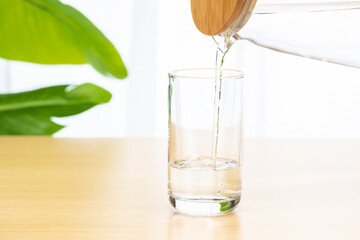 さわやかな部屋のテーブルに飲料水

