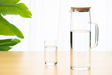 さわやかな部屋のテーブルに飲料水
