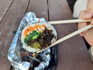 Totgimbap picked up with chopsticks