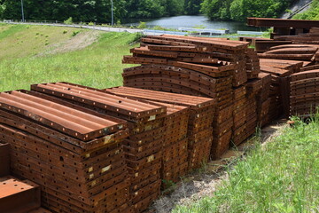 錆びついた建設用鋼材