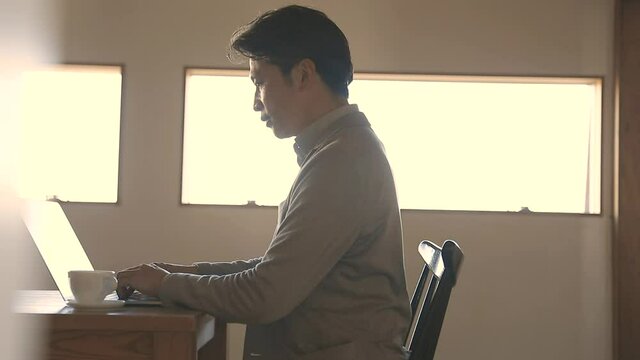 カフェで働く男性