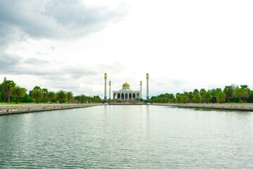 Obraz premium The Central Mosque (Masjid) of Songkhla with blue sky and white clould in Hatyai, Thailand 