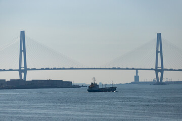 名古屋港の船と名港トリトンの風景