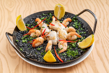 paella with shrimps and lemon