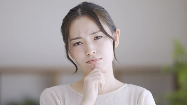 考えている若い女性