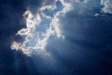 空・青空の覗く雲の間から差す薄明光線