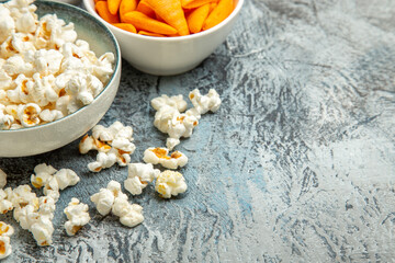 Fototapeta na wymiar front view different snacks for movie time on light background cips rusks popcorn
