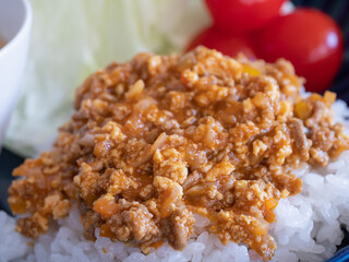 野菜やスープが付いたドライカレーのクローズアップ。