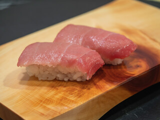 マグロの握り寿司のクローズアップ。
