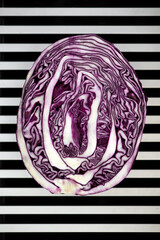 Obraz premium Red cabbage texture. A pattern with winding lines. Purple. Abstraction. Vegetable cut in half