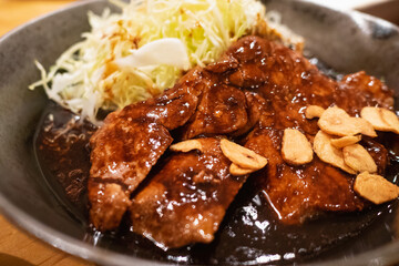 豚肉をソースに絡めたトンテキ。