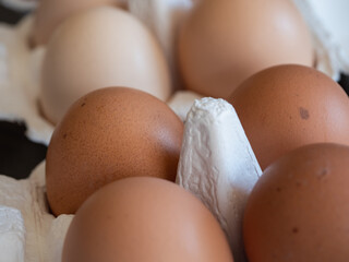 白いパックに入った鶏卵のクローズアップ。