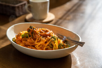 エビとブロッコリーのトマトクリームパスタ