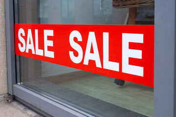 Schaufenster mit Schild sale
