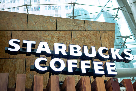 Hong Kong, China - Mars 26, 2015. Starbucks Coffee Sign. Starbucks Coffee Is An American Chain Of Coffee Shops, Founded In Seattle